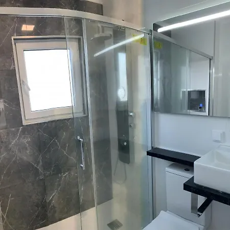 Great New Flat Close To Alameda *